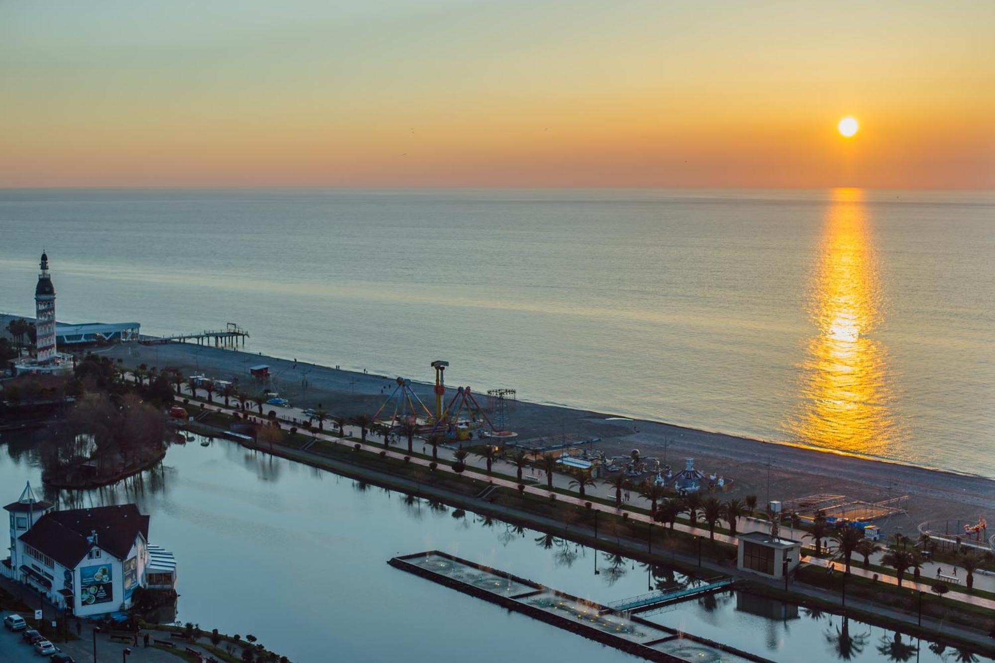 Your Sunshine Apartments Batumi Esterno foto